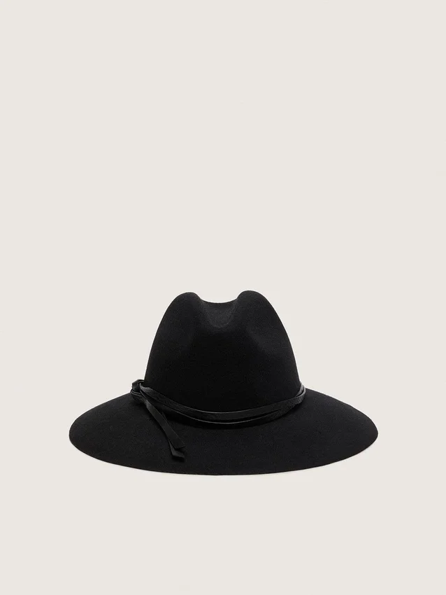 Svart hatt med läderrem