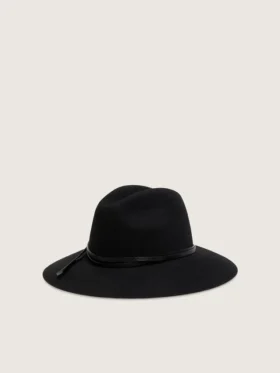 Svart hatt med läderrem