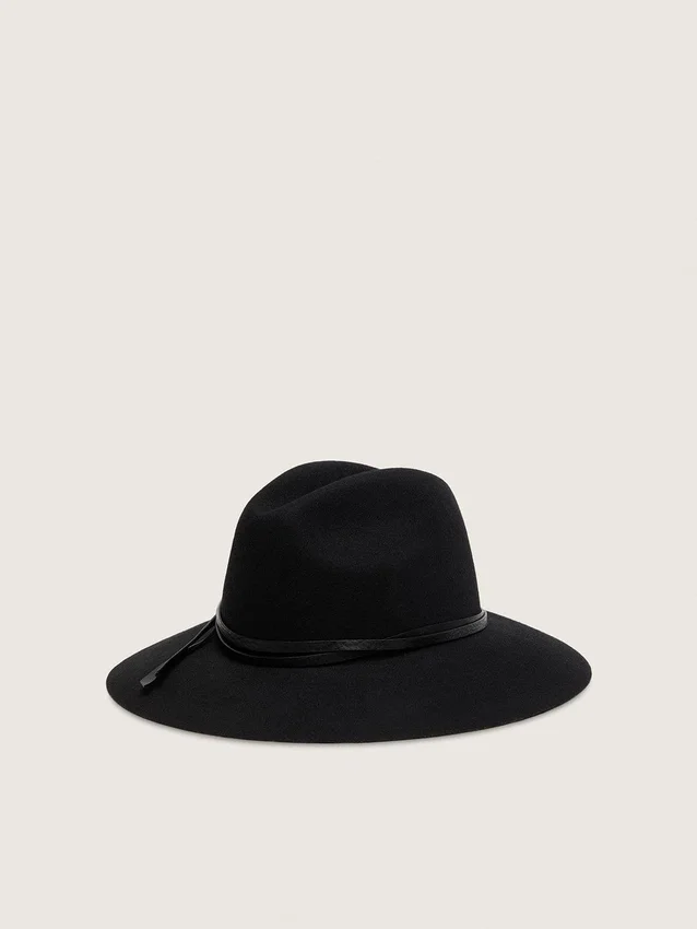 Svart hatt med läderrem