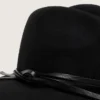 Svart hatt med läderrem