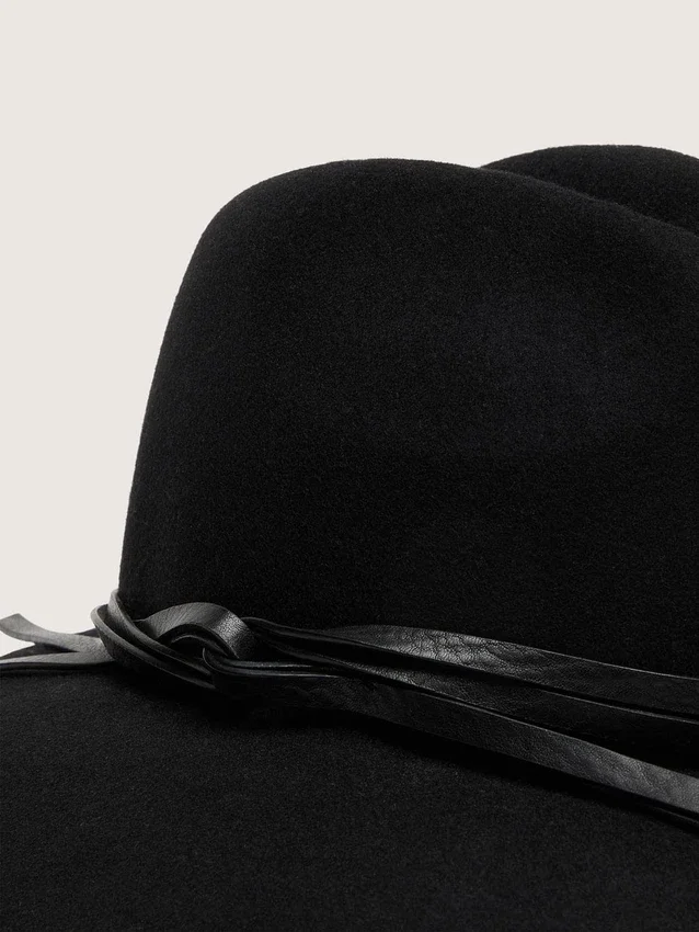 Svart hatt med läderrem
