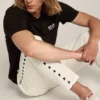Svart herr-T-shirt med kontrasterande vit logotyp och stjärna