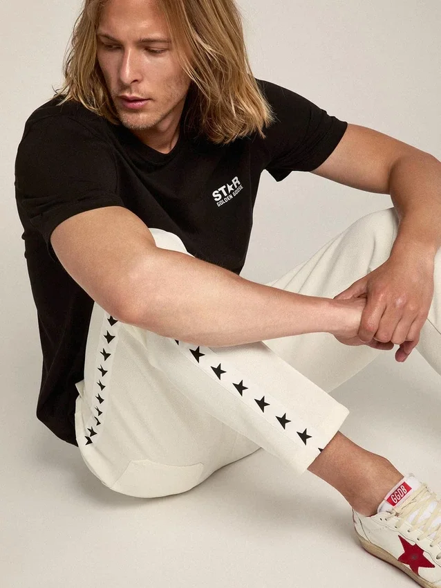Svart herr-T-shirt med kontrasterande vit logotyp och stjärna