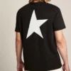 Svart herr-T-shirt med kontrasterande vit logotyp och stjärna