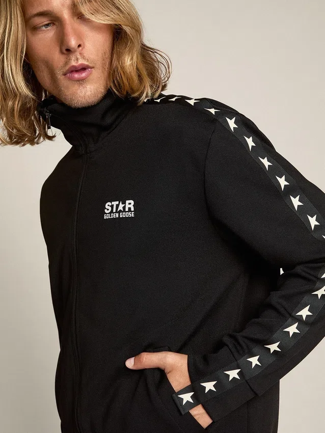 Svart herrsweatshirt med dragkedja och vita stjärnor