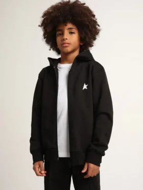 Svart hoodie med kontrasterande vit stjärna och logotyp