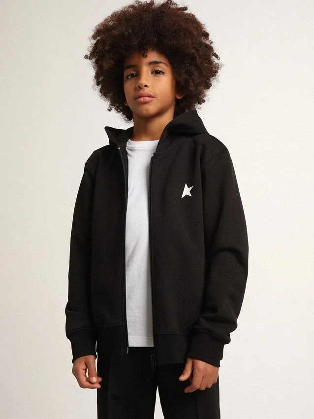 Svart hoodie med kontrasterande vit stjärna och logotyp