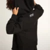 Svart hoodie med kontrasterande vit stjärna och logotyp
