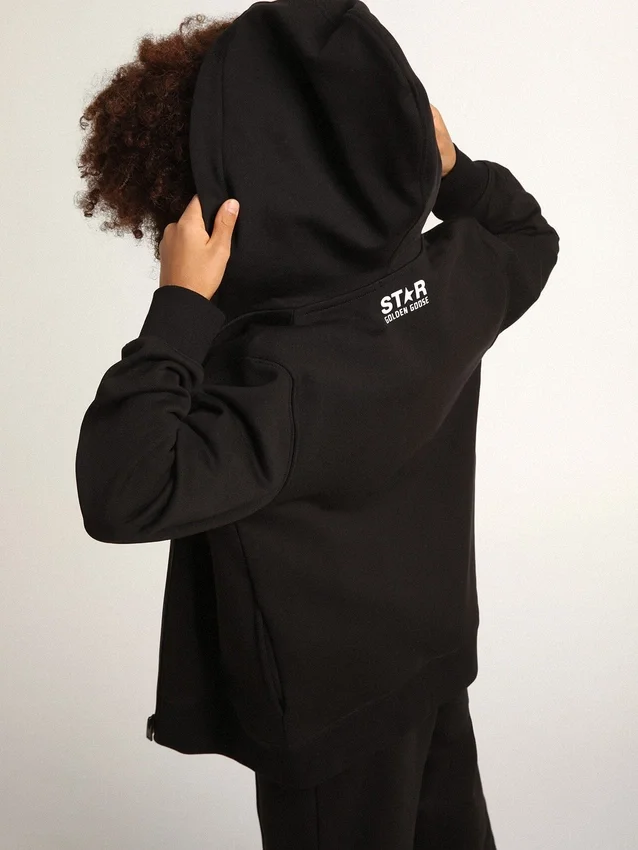 Svart hoodie med kontrasterande vit stjärna och logotyp