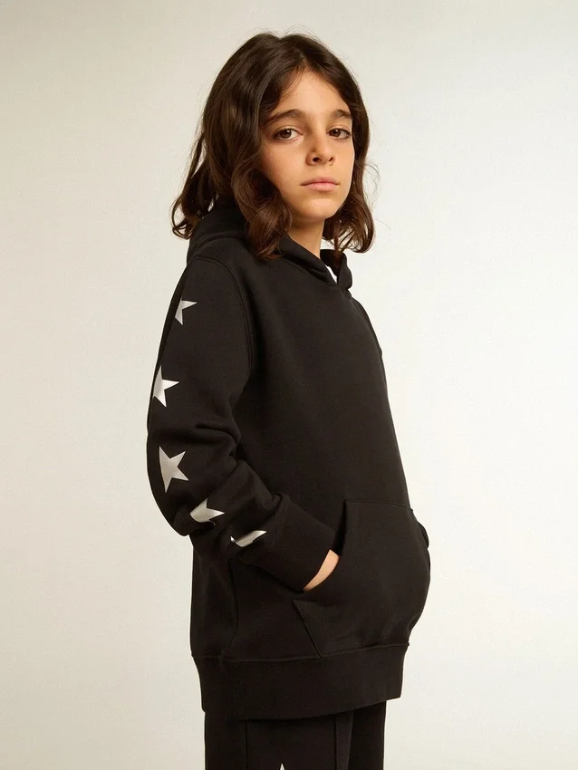 Svart sweatshirt för pojkar med kontrasterande silverfärgade stjärnor