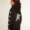 Svart sweatshirt för pojkar med kontrasterande silverfärgade stjärnor
