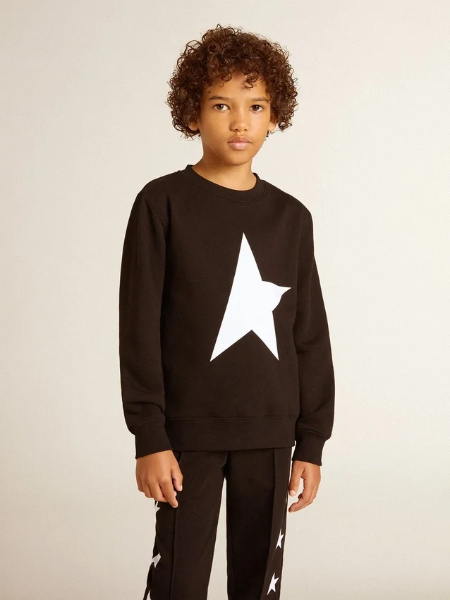 Svart sweatshirt för pojkar med vit stor stjärna på framsidan