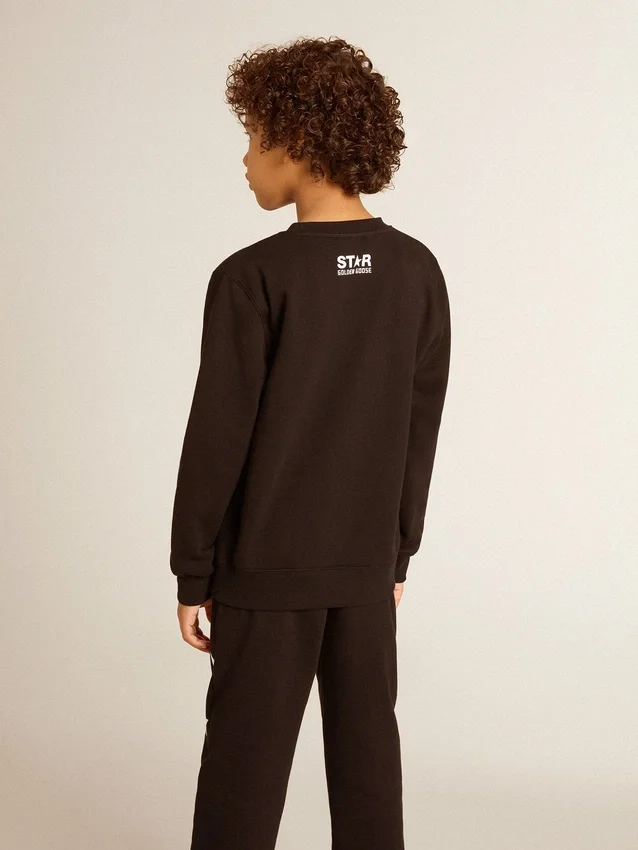 Svart sweatshirt för pojkar med vit stor stjärna på framsidan