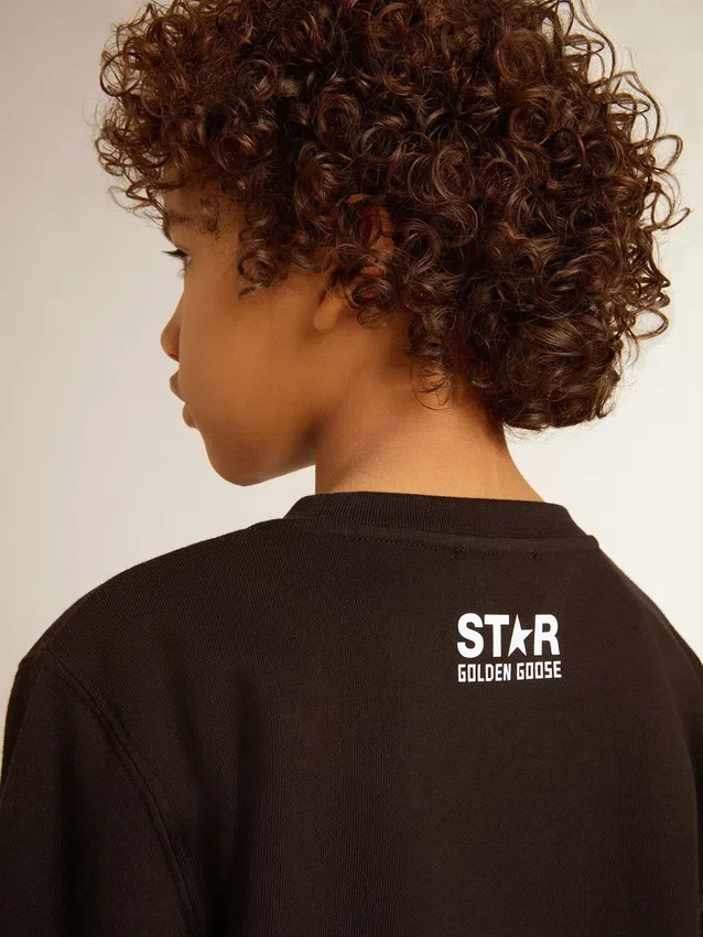 Svart sweatshirt för pojkar med vit stor stjärna på framsidan