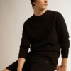 Svart sweatshirt från Archibald Star Collection med ton-i-ton-stjärna på framsidan