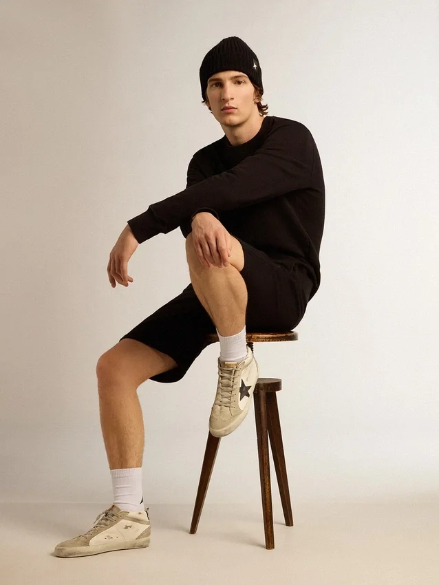 Svart sweatshirt från Archibald Star Collection med ton-i-ton-stjärna på framsidan