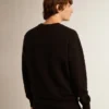 Svart sweatshirt från Archibald Star Collection med ton-i-ton-stjärna på framsidan