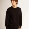 Svart sweatshirt från Archibald Star Collection med ton-i-ton-stjärna på framsidan