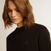 Svart sweatshirt från Athena Star Collection med ton-i-ton-stjärna på framsidan