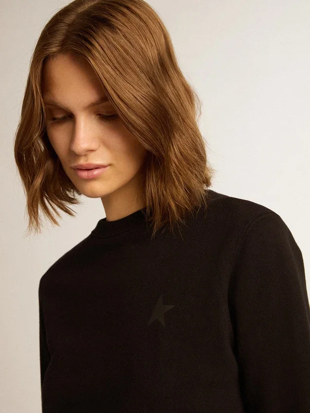 Svart sweatshirt från Athena Star Collection med ton-i-ton-stjärna på framsidan