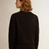 Svart sweatshirt från Athena Star Collection med ton-i-ton-stjärna på framsidan