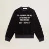 Svart sweatshirt med rund hals och broderad text