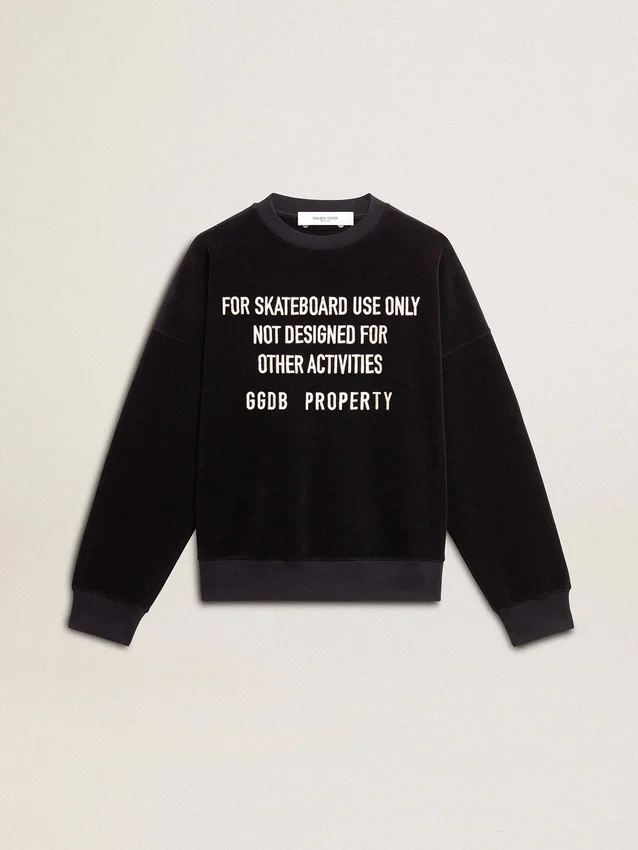 Svart sweatshirt med rund hals och broderad text