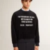 Svart sweatshirt med rund hals och broderad text