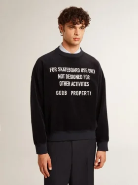 Svart sweatshirt med rund hals och broderad text