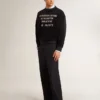 Svart sweatshirt med rund hals och broderad text