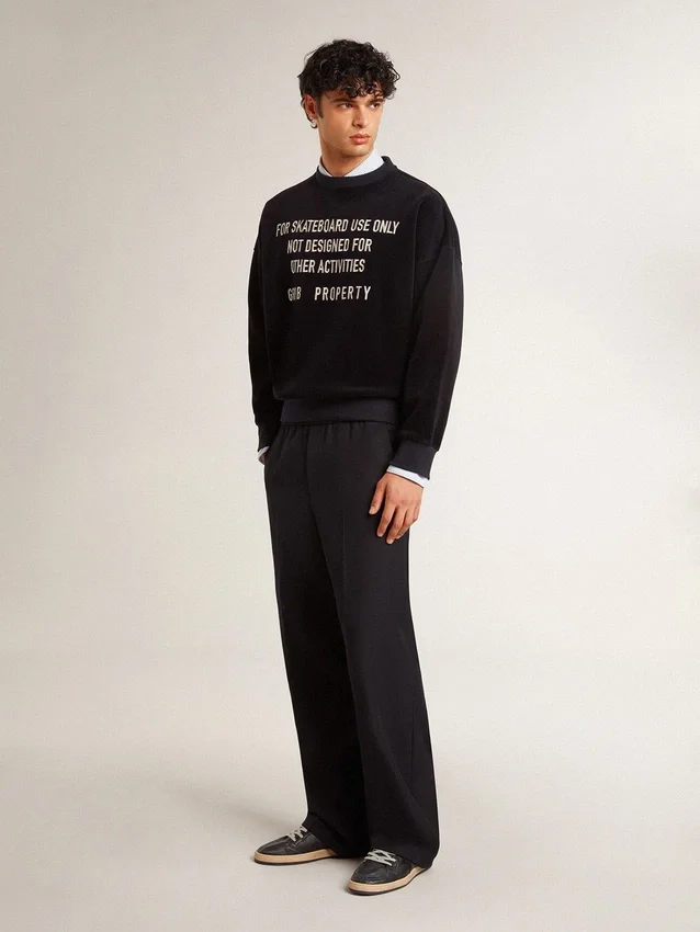 Svart sweatshirt med rund hals och broderad text