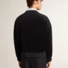Svart sweatshirt med rund hals och broderad text