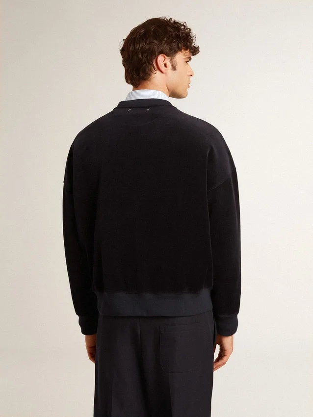 Svart sweatshirt med rund hals och broderad text