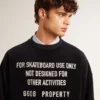 Svart sweatshirt med rund hals och broderad text