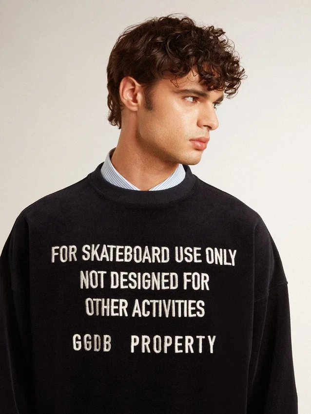 Svart sweatshirt med rund hals och broderad text