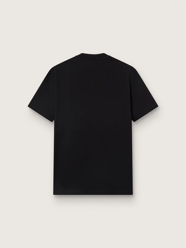 Svart T-shirt från Star Collection med ton-i-ton-stjärna på framsidan