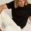 Svart T-shirt från Star Collection med ton-i-ton-stjärna på framsidan