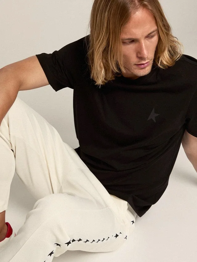 Svart T-shirt från Star Collection med ton-i-ton-stjärna på framsidan
