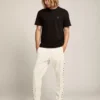 Svart T-shirt från Star Collection med ton-i-ton-stjärna på framsidan