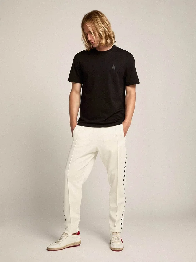 Svart T-shirt från Star Collection med ton-i-ton-stjärna på framsidan