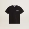 Svart T-shirt med kontrasterande vit logotyp på framsidan och en stor stjärna på baksidan