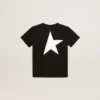 Svart T-shirt med kontrasterande vit logotyp på framsidan och en stor stjärna på baksidan