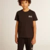 Svart T-shirt med kontrasterande vit logotyp på framsidan och en stor stjärna på baksidan