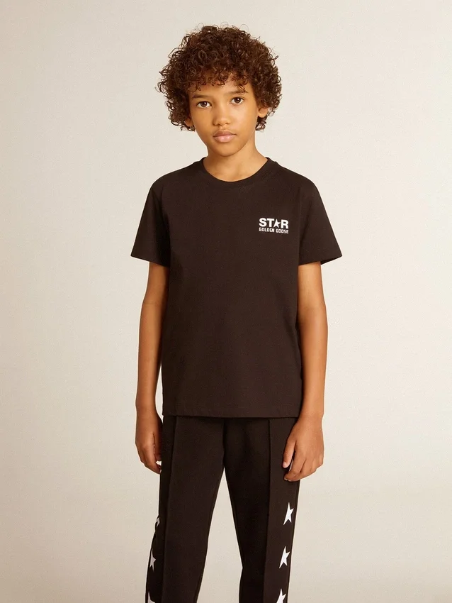 Svart T-shirt med kontrasterande vit logotyp på framsidan och en stor stjärna på baksidan