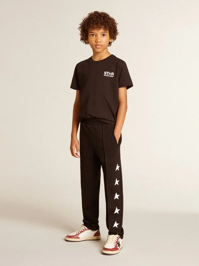 Svart T-shirt med kontrasterande vit logotyp på framsidan och en stor stjärna på baksidan
