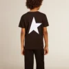 Svart T-shirt med kontrasterande vit logotyp på framsidan och en stor stjärna på baksidan
