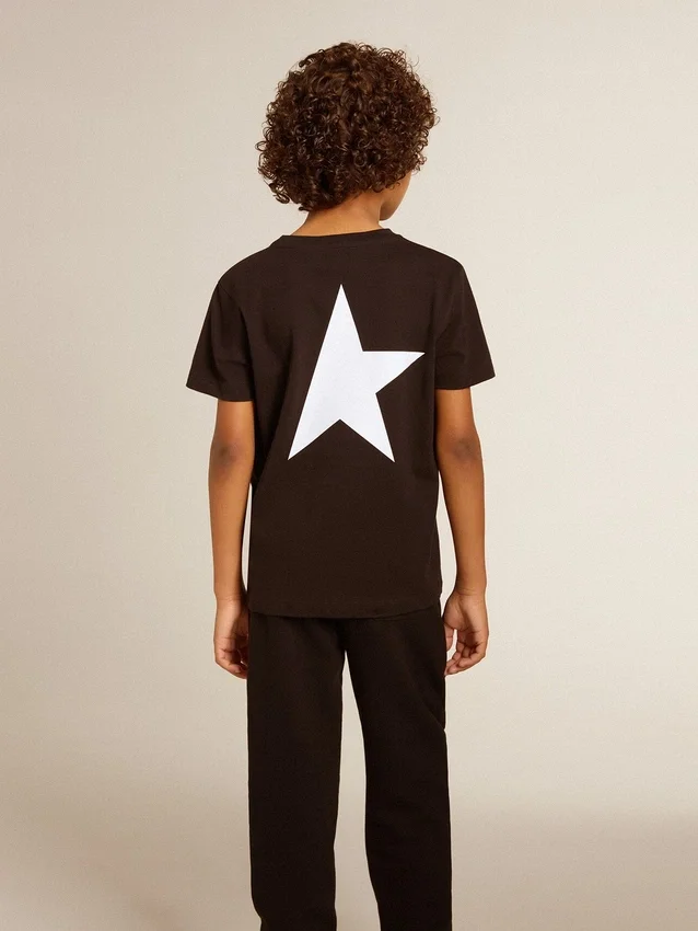 Svart T-shirt med kontrasterande vit logotyp på framsidan och en stor stjärna på baksidan