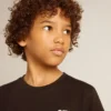 Svart T-shirt med kontrasterande vit logotyp på framsidan och en stor stjärna på baksidan