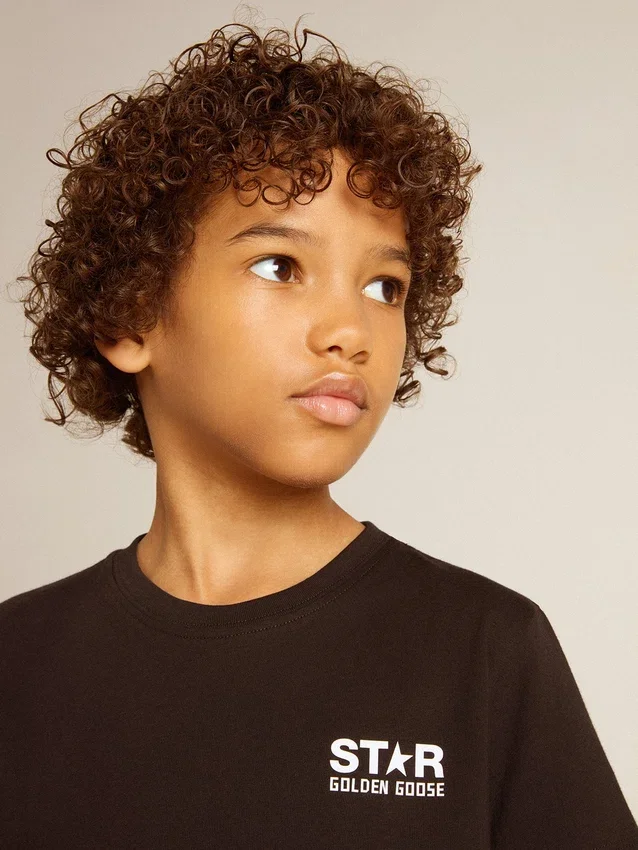 Svart T-shirt med kontrasterande vit logotyp på framsidan och en stor stjärna på baksidan