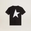 Svart T-shirt med kontrasterande vit logotyp på framsidan och en stor stjärna på baksidan